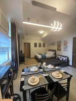 A&G Condotel at 101newport Across NAIA T3的电视和/或娱乐中心