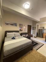 A&G Condotel at 101newport Across NAIA T3客房内的一张或多张床位