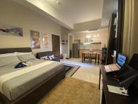 A&G Condotel at 101newport Across NAIA T3的电视和/或娱乐中心