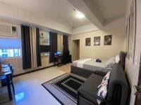 A&G Condotel at 101newport Across NAIA T3的电视和/或娱乐中心
