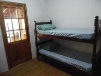帕拉蒂Livina Hostel的一间客房,在门边设有两张双层床