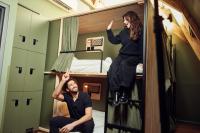 阿姆斯特丹The Elephant Hostel的一男一女坐在双层床上
