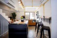 Nomad Plus Life Hostel Pattaya的休息区