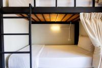 乔木提恩海滩Nomad Plus Life Hostel Pattaya的一间宿舍内带双层床的卧室