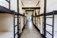 乔木提恩海滩Nomad Plus Life Hostel Pattaya的宿舍间的走廊,配有双层床