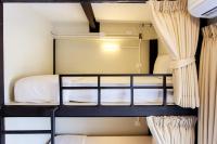 乔木提恩海滩Nomad Plus Life Hostel Pattaya的有两张双层床的双层床房