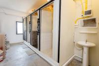 Nomad Plus Life Hostel Pattaya的一间浴室
