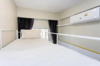 Nomad Plus Life Hostel Pattaya客房内的一张或多张床位