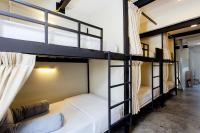 乔木提恩海滩Nomad Plus Life Hostel Pattaya的房间里的一组双层床