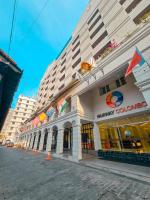 科伦坡Fairway Colombo - Sri Lanka&#39;s First Hotel With Robot Technology的街道上一座插着旗帜的大楼