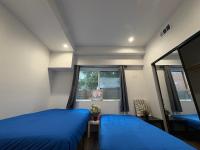 The Blue Hostel客房内的一张或多张床位