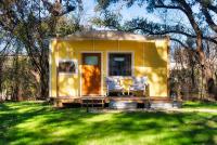 Cozy Tiny Home on an Eco Farm外面的花园