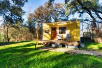 Cozy Tiny Home on an Eco Farm外面的花园