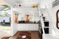 Cozy Tiny Home on an Eco Farm的厨房或小厨房