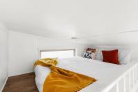 Cozy Tiny Home on an Eco Farm客房内的一张或多张床位
