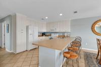 格尔夫海岸3BR Condo Gulf Views with Pool, Boat Launch and Dock的厨房配有白色橱柜和白色冰箱