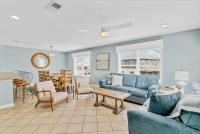 格尔夫海岸3BR Condo Gulf Views with Pool, Boat Launch and Dock的客厅配有蓝色的家具,用餐室