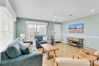 格尔夫海岸3BR Condo Gulf Views with Pool, Boat Launch and Dock的带沙发和桌子的客厅