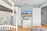 3BR Condo Gulf Views with Pool, Boat Launch and Dock的电视和&#47;或娱乐中心