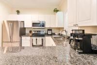 Beautiful 1500 s f 3 Bd - 2 Ba condo overlooking stream and golf course的厨房或小厨房