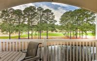 Beautiful 1500 s f 3 Bd - 2 Ba condo overlooking stream and golf course外面的花园