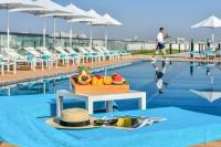 Grand Mercure Dubai City内部或周边的泳池