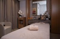 Grand Mercure Dubai City客房内的一张或多张床位