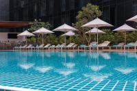 Grand Mercure Dubai City内部或周边的泳池