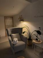 江陵市Bow Hanok House的一间带椅子和植物的客厅