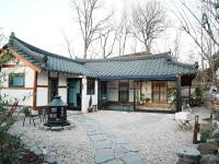 江陵市Bow Hanok House的一座带石板屋顶的小房子