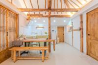 江陵市Bow Hanok House的配有桌椅的厨房和餐厅