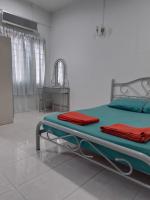 Welcome to Gemas Homestay ALI客房内的一张或多张床位