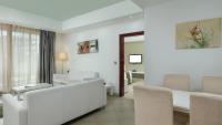 Peninsula Hotel Dar Es Salaam的休息区