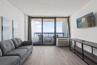 默特尔比奇Compass Cove 759 - Oceanfront的带沙发和桌子的客厅