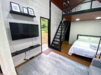 Casa Damai Janda Baik - RIVERVIEW TINY HOUSE客房内的一张或多张床位