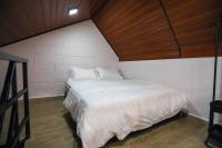 Casa Damai Janda Baik - RIVERVIEW TINY HOUSE客房内的一张或多张床位