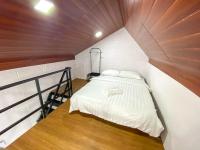 Casa Damai Janda Baik - RIVERVIEW TINY HOUSE客房内的一张或多张床位