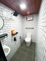 Casa Damai Janda Baik - RIVERVIEW TINY HOUSE的一间浴室