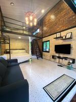 Casa Damai Janda Baik - RIVERVIEW TINY HOUSE的电视和/或娱乐中心