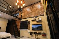 Casa Damai Janda Baik - RIVERVIEW TINY HOUSE的电视和/或娱乐中心