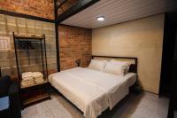 Casa Damai Janda Baik - RIVERVIEW TINY HOUSE客房内的一张或多张床位