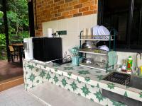 Casa Damai Janda Baik - RIVERVIEW TINY HOUSE的厨房或小厨房