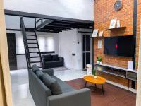 Casa Damai Janda Baik - RIVERVIEW TINY HOUSE的电视和/或娱乐中心