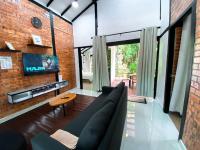 Casa Damai Janda Baik - RIVERVIEW TINY HOUSE的电视和/或娱乐中心