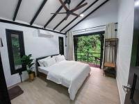 Casa Damai Janda Baik - RIVERVIEW TINY HOUSE客房内的一张或多张床位