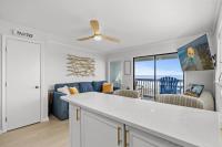 默特尔比奇Sea Cabin 118 - Oceanfront的厨房和客厅,享有海景