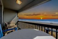 默特尔比奇Sea Cabin 118 - Oceanfront的享有日落海滩美景的阳台