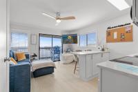 默特尔比奇Sea Cabin 118 - Oceanfront的厨房和客厅,享有海景