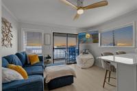 默特尔比奇Sea Cabin 118 - Oceanfront的客厅里有一张蓝色沙发和一台吊扇