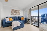 默特尔比奇Sea Cabin 118 - Oceanfront的带蓝色沙发和阳台的客厅